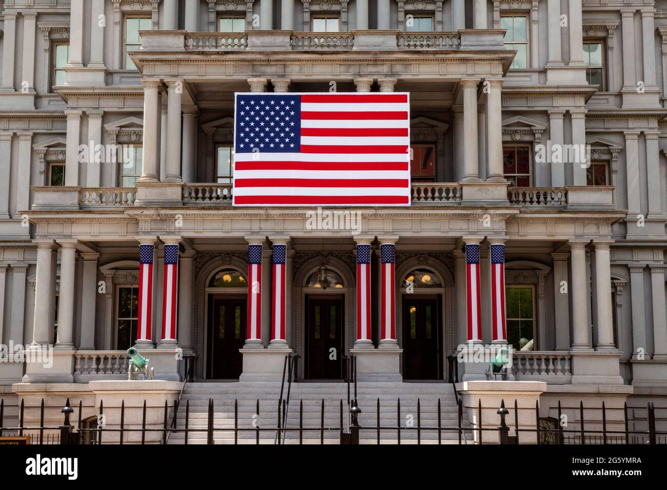 Washington, DC, USA. 30. Juni 2021. Im Bild: Das Executive Office Building, in dem sich das Büro des Vizepräsidenten der Vereinigten Staaten befindet, ist für die Feier des Unabhängigkeitstages dekoriert. Kredit: Allison Bailey/Alamy Live Nachrichten Stockfoto