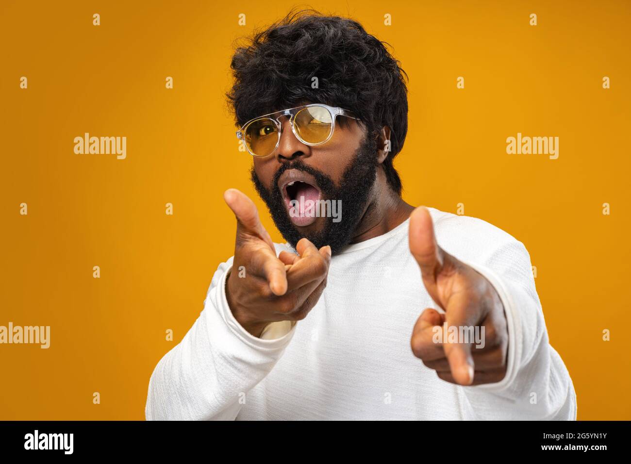 Lustiger afrikanischer Mann, der mit den Fingern auf dich zeigt Stockfoto