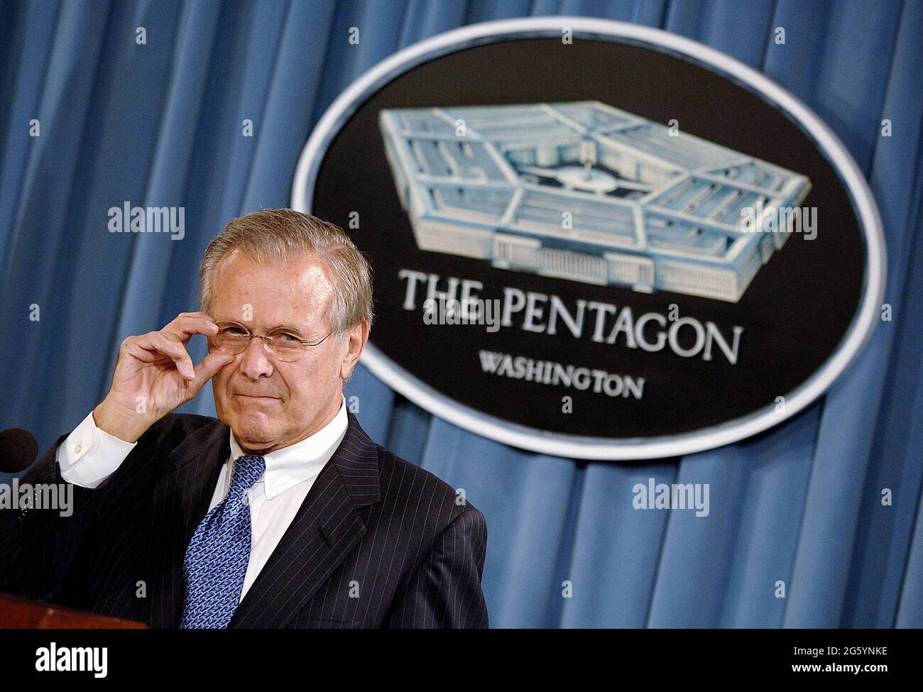 File Photo vom 11. November 2006 von Verteidigungsminister Donald H. Rumsfeld und General George Casey, Kommandeur der Multi-National Force-Iraq, führen im Pentagon eine Pressekonferenz zur aktuellen Lage im Irak durch. Donald Rumsfeld, der erbensische Architekt des Irakkrieges und ein Machtspieler aus Washington, der als US-Verteidigungsminister für zwei Präsidenten diente, ist im Alter von 88 Jahren gestorben. Foto von Olivier Douliery/ABACAPRESS.COM Stockfoto