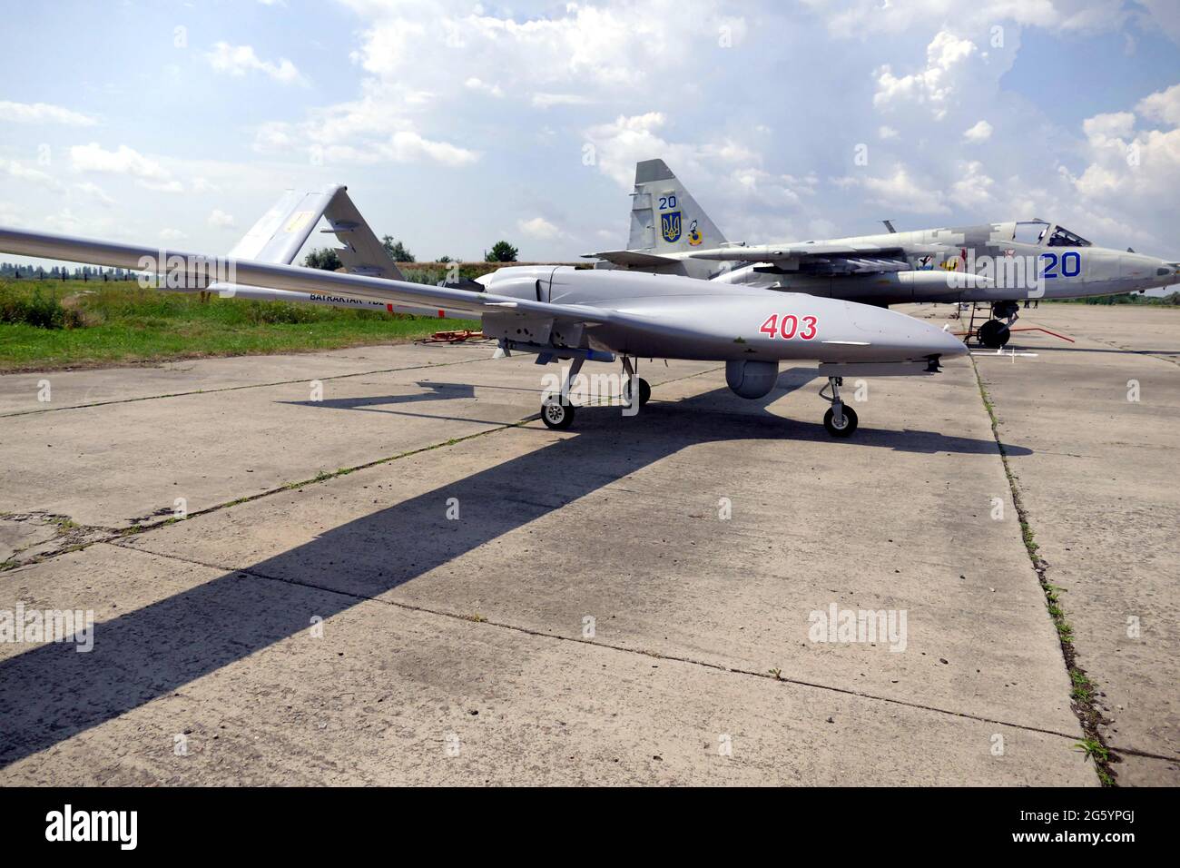 MYKOLAIV, UKRAINE - 30. JUNI 2021 - EIN Bayraktar TB2 UCAV ist auf dem Flugplatz Kulbakyne während der Übung Sea Breeze 2021, Mykolaiv, Souther abgebildet Stockfoto