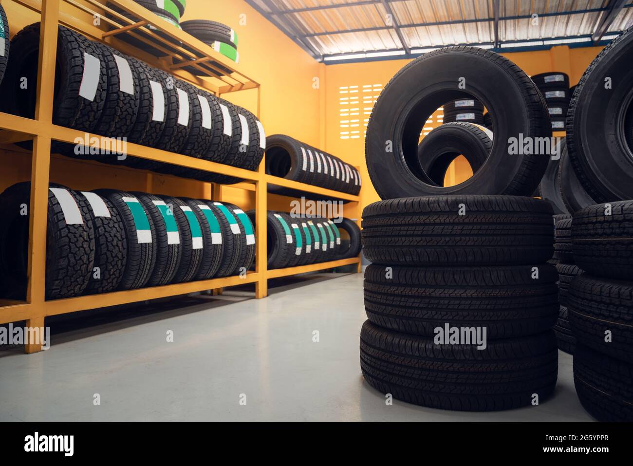 Car tyres rack -Fotos und -Bildmaterial in hoher Auflösung – Alamy