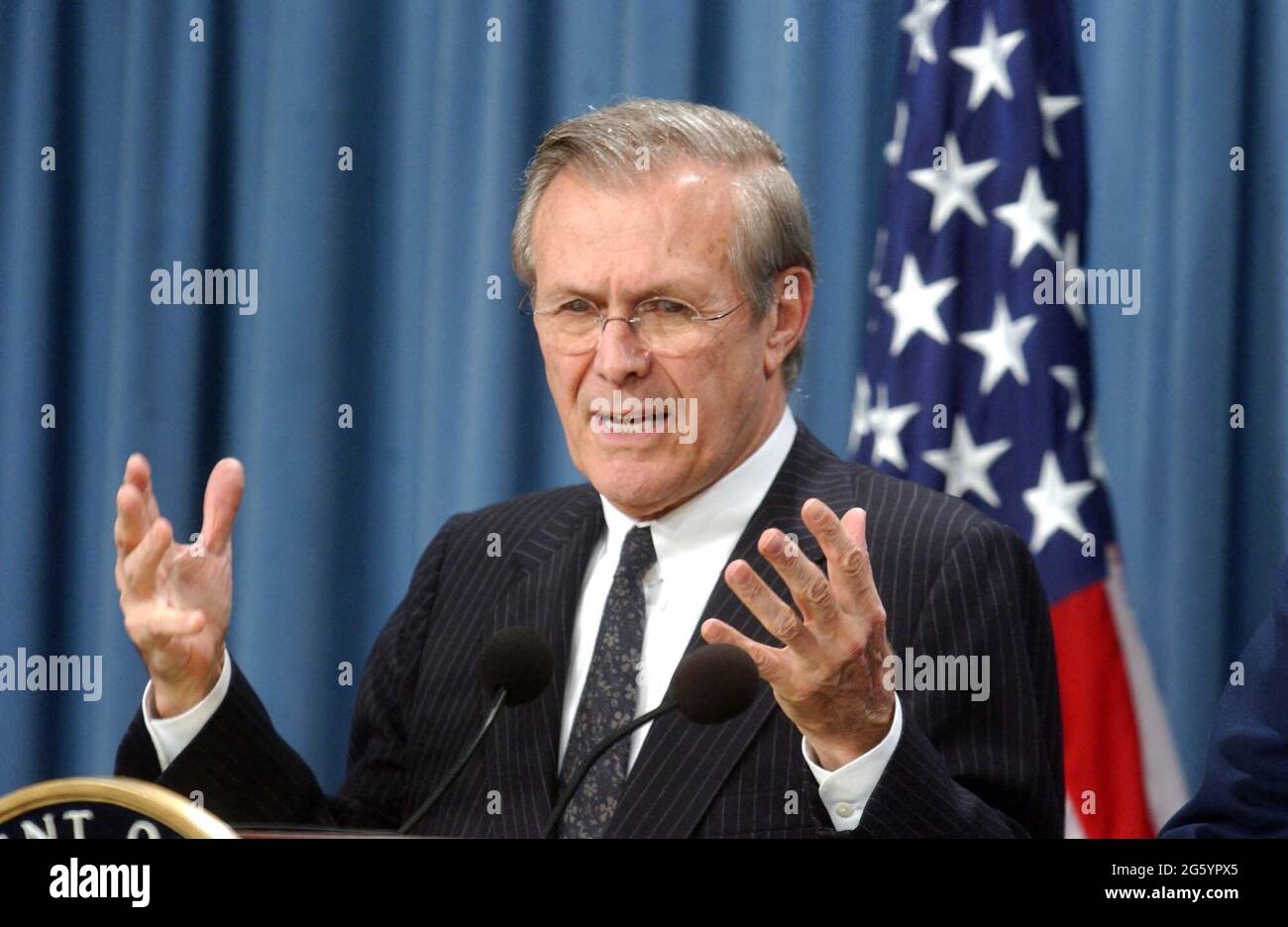 Datei-Foto vom 9. April 2003 von US-Verteidigungsminister Donald Rumsfeld führt eine Pressekonferenz im Pentagon in Washington, DC, USA. Donald Rumsfeld, der erbensische Architekt des Irakkrieges und ein Machtspieler aus Washington, der als US-Verteidigungsminister für zwei Präsidenten diente, ist im Alter von 88 Jahren gestorben. Foto von Ron Sachs/CNP/ABACAPRESS.COM Stockfoto