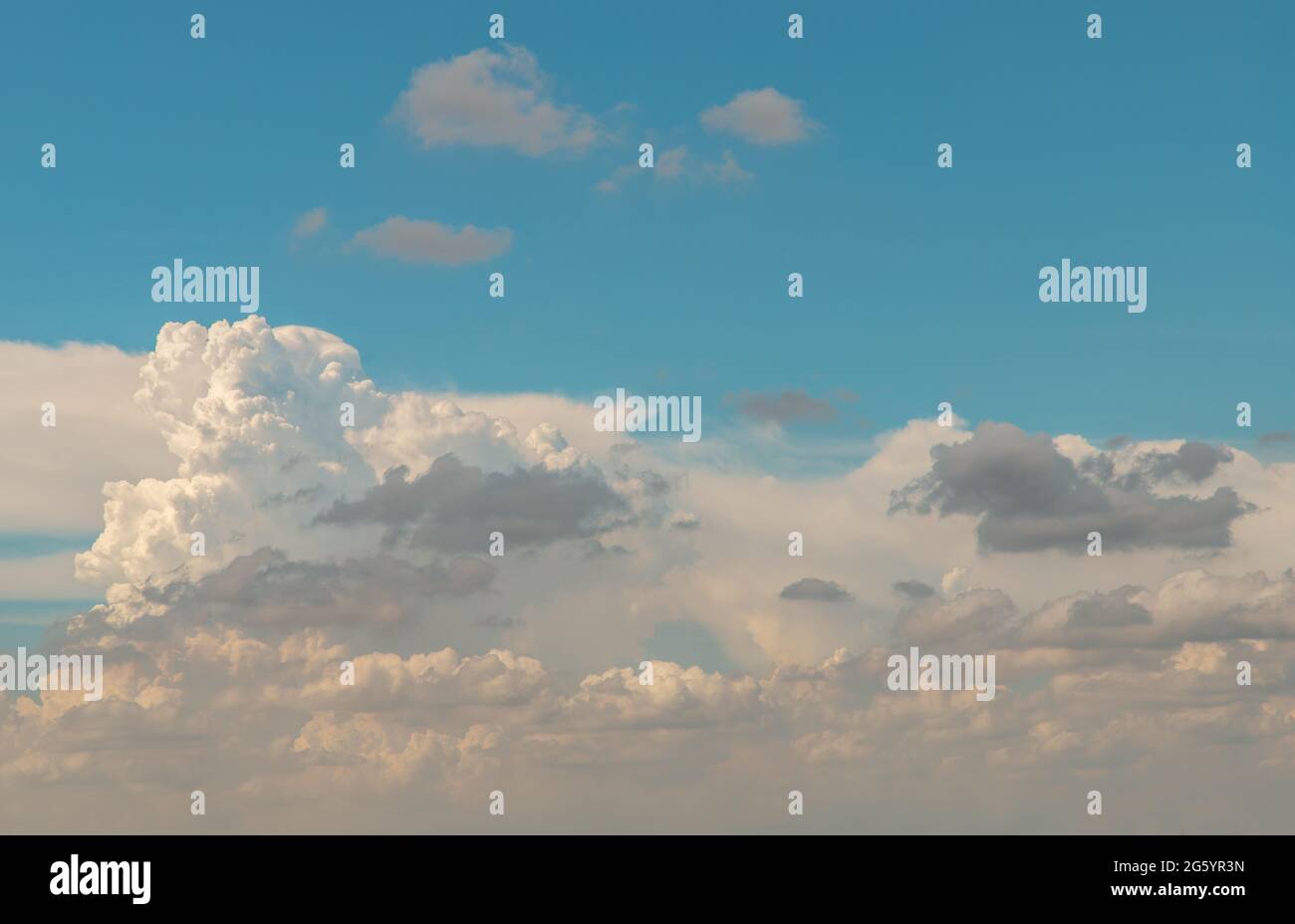 Die Sonne scheint durch die Wolken am Himmel. Die Form der Wolken weckt Phantasie und Kreativität. Kopierbereich, selektiver Fokus. Stockfoto Die Sonne scheint durch die Wolken am Himmel. Die Form der Wolken weckt Phantasie und Kreativität. Kopierbereich, selektiver Fokus. Stockfoto