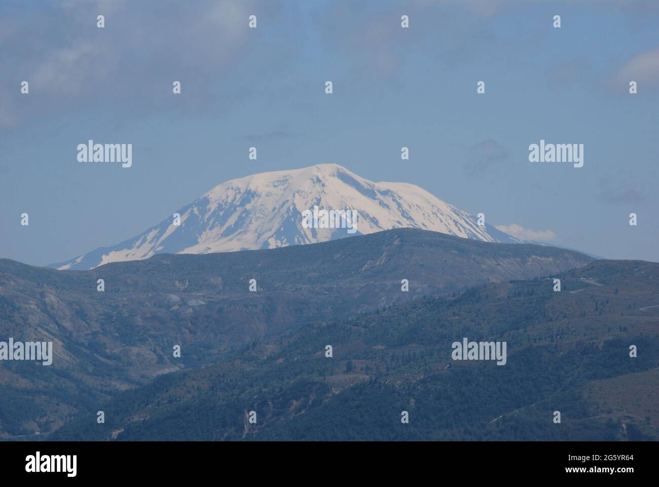 Mount Adams steigt über einen Grat am Mt. St. Helens National Monument Stockfoto