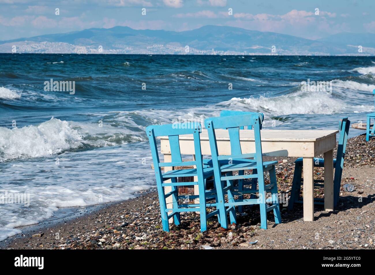 Blaue Holzstühle und ein Tisch am Meer. Cafe oder Restaurant am Meer. Stockfoto