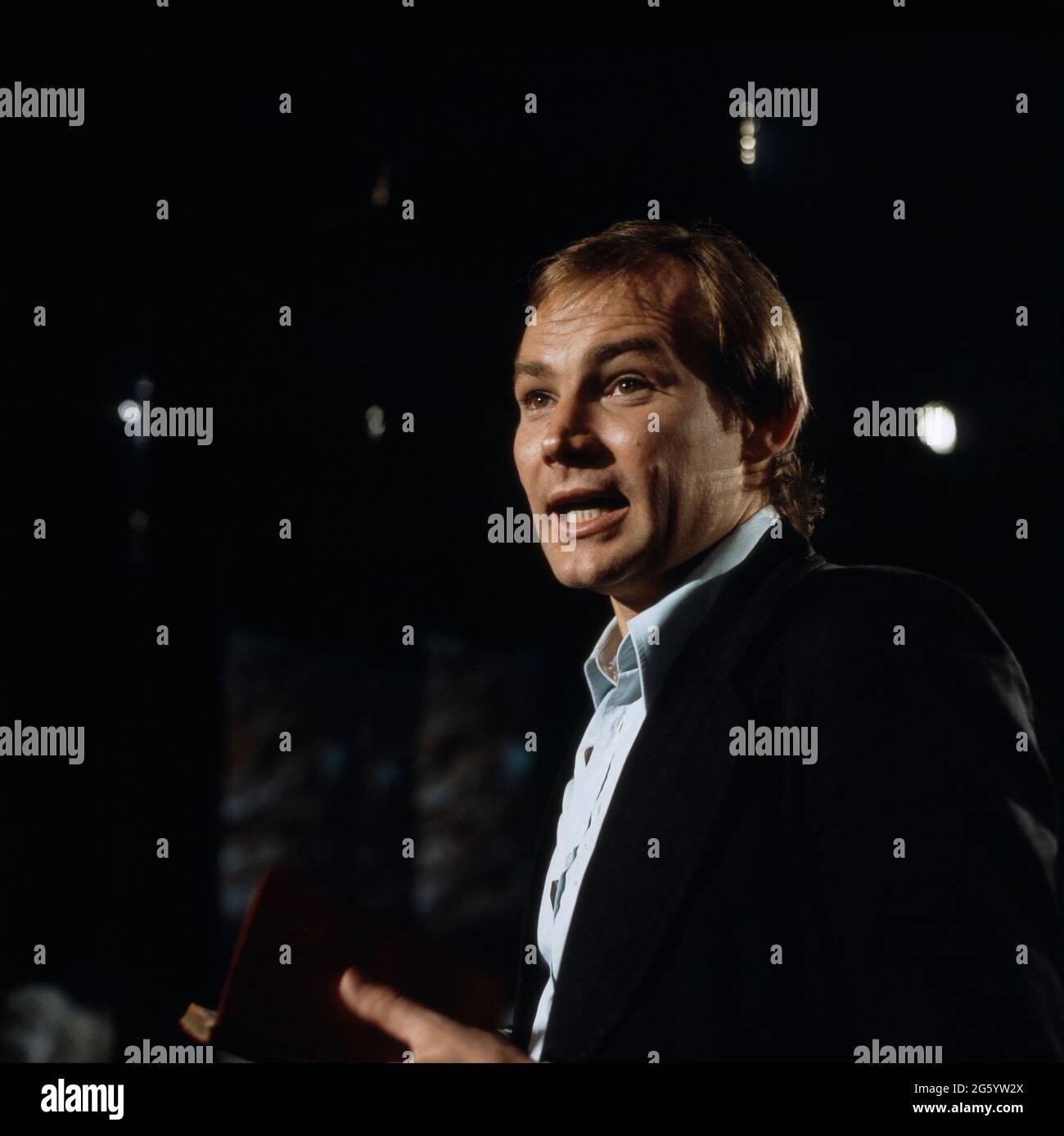 Klaus Maria Brandauer, Österreichischer Schauspieler, Filmschauspieler, Theaterdarsteller, Ensemblegeglied und Regisseur am Wiener Burgtheater, hier bei einer Lesung, um 1973. Österreichischer Schauspieler, Filmschauspieler, Ensemblemitglied und Regisseur am Wiener Burgtheater, hier bei einer Lesung, um 1973. Stockfoto