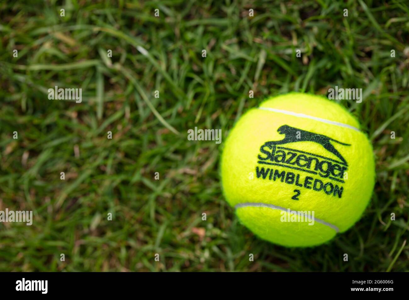 LONDON, Großbritannien - 2021. Juni: Offizieller wimbledon Tennis Slazenger Markenball auf Gras Stockfoto
