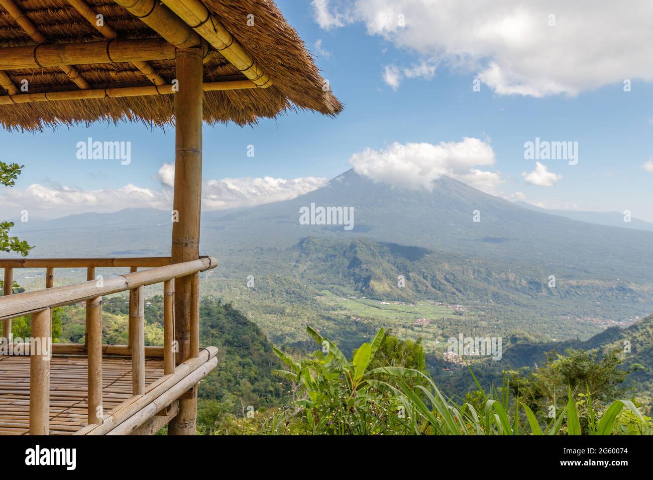 Blick auf den Mount Agung (Gunung Agung), Vulkan im Karangasem Regency, Bali, Indonesien Stockfoto