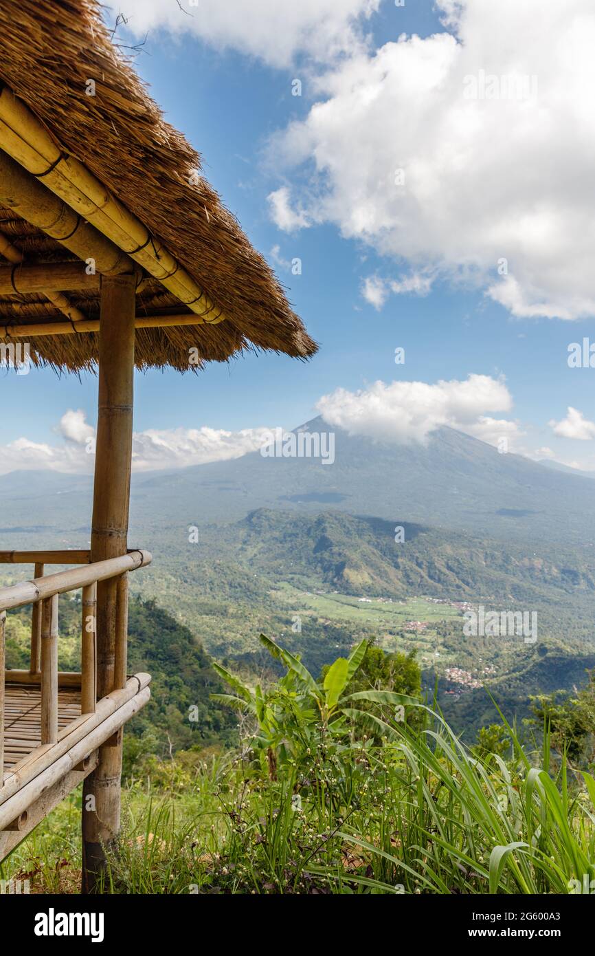 Blick auf den Mount Agung (Gunung Agung), Vulkan im Karangasem Regency, Bali, Indonesien Stockfoto