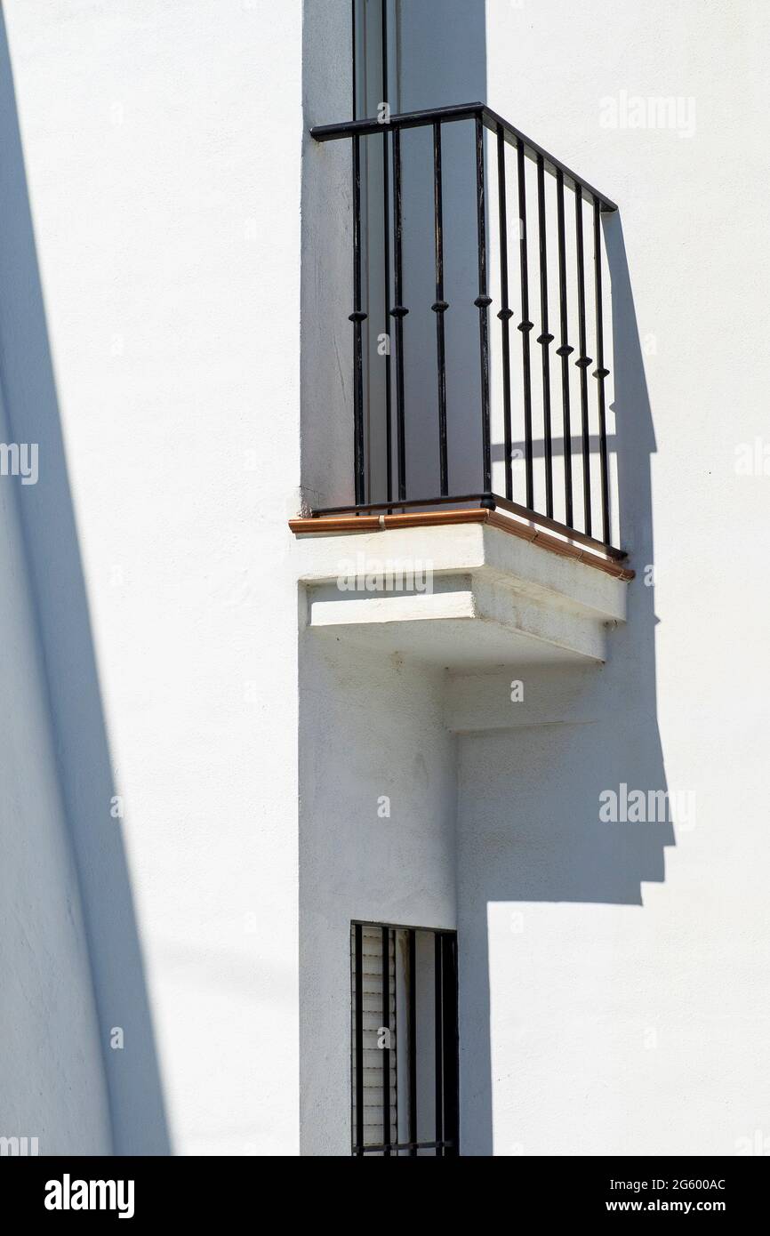 Balkon mit Eisengeländer in Mijas Stockfoto