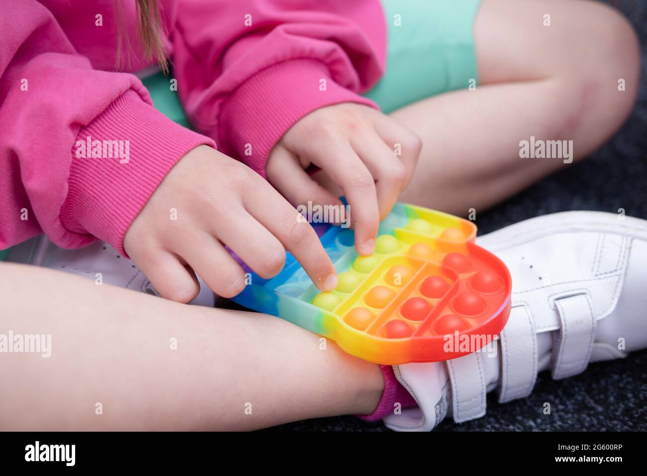 Trendy Silizium zappelnde Spiel sensorische Spielzeug Pop it. regenbogen weichen Silikonblasen. Angstlinderung, Antistress, psychische Gesundheit Konzept. Anti-Stress-Spiel p Stockfoto