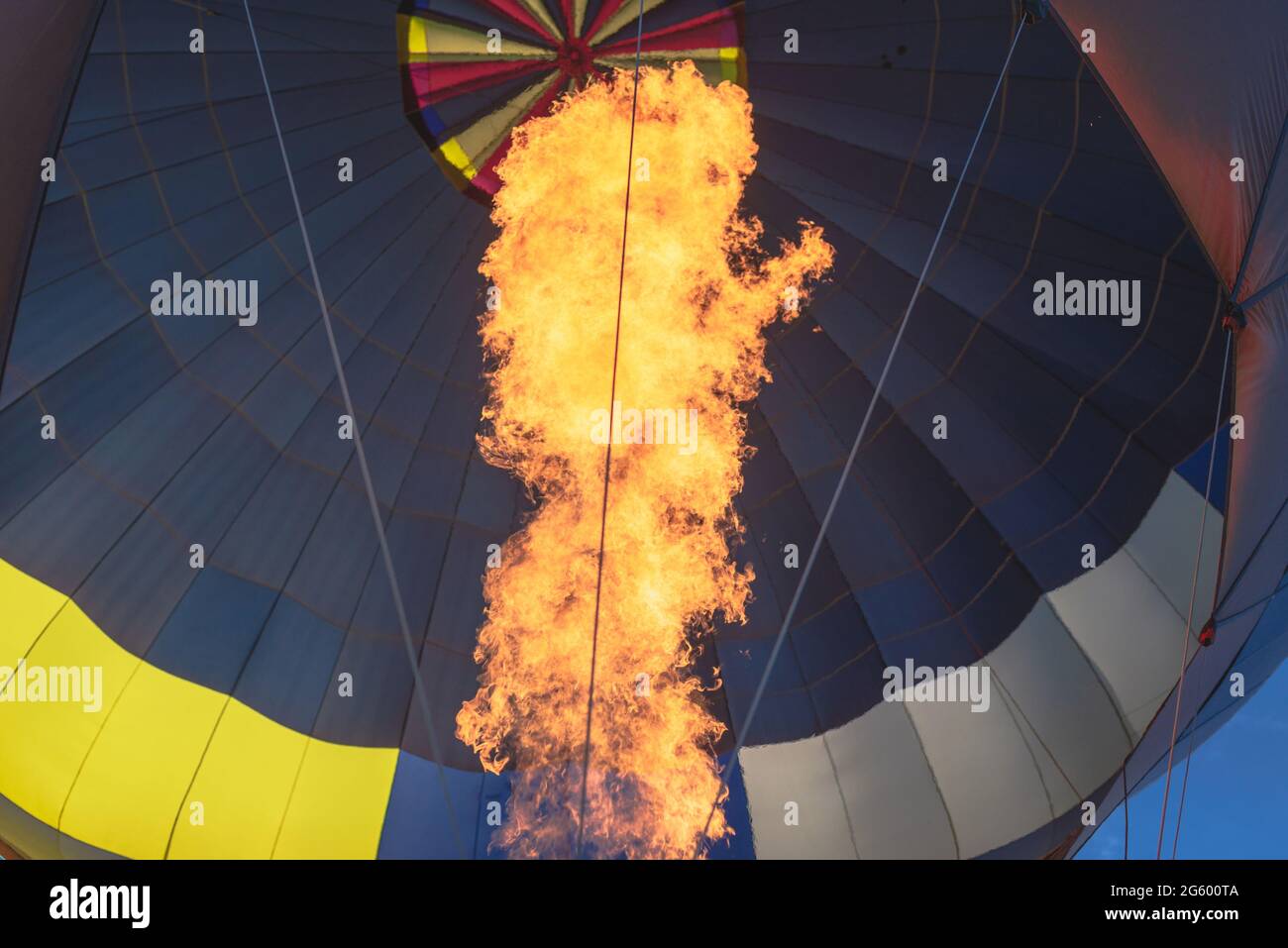 Heißluftballon mit Flamme. Closeup.Heißluftballon, wie es nimmt Sie auf ein Abenteuer über der Earth.Close-up von Heißluftballon-Brenner in der goldenen Stunde, o Stockfoto
