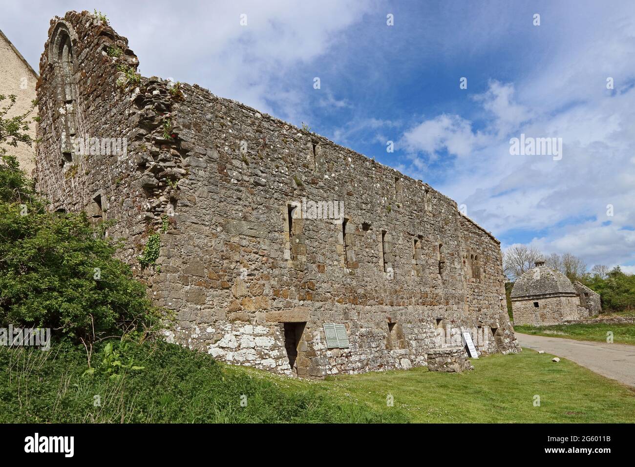 Penmon Priorat, mit Dovecote im Hintergrund Stockfoto