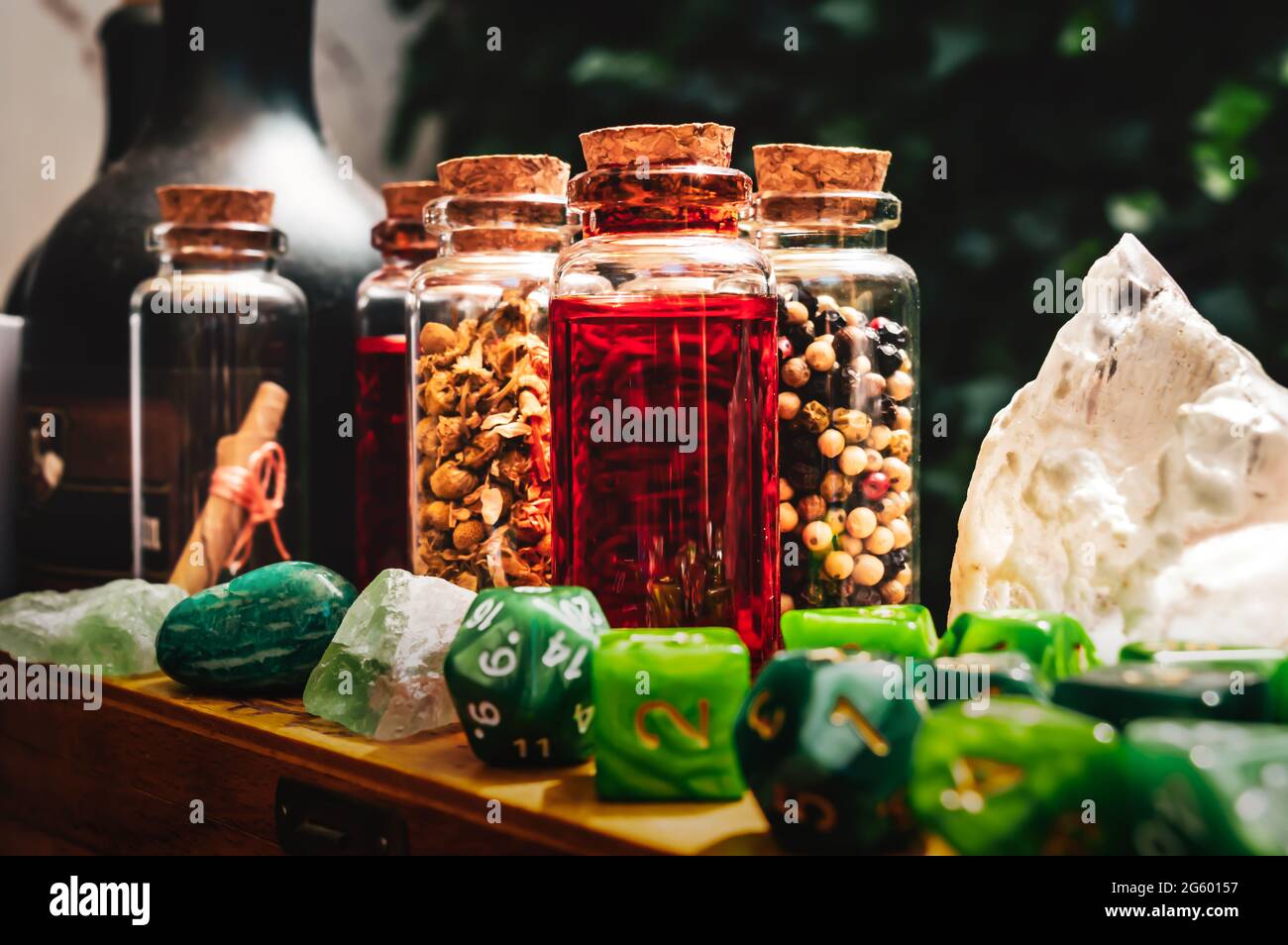 Abbildung einer Sammlung von Glasstopfflaschen mit magischen Inhaltsstoffen Stockfoto