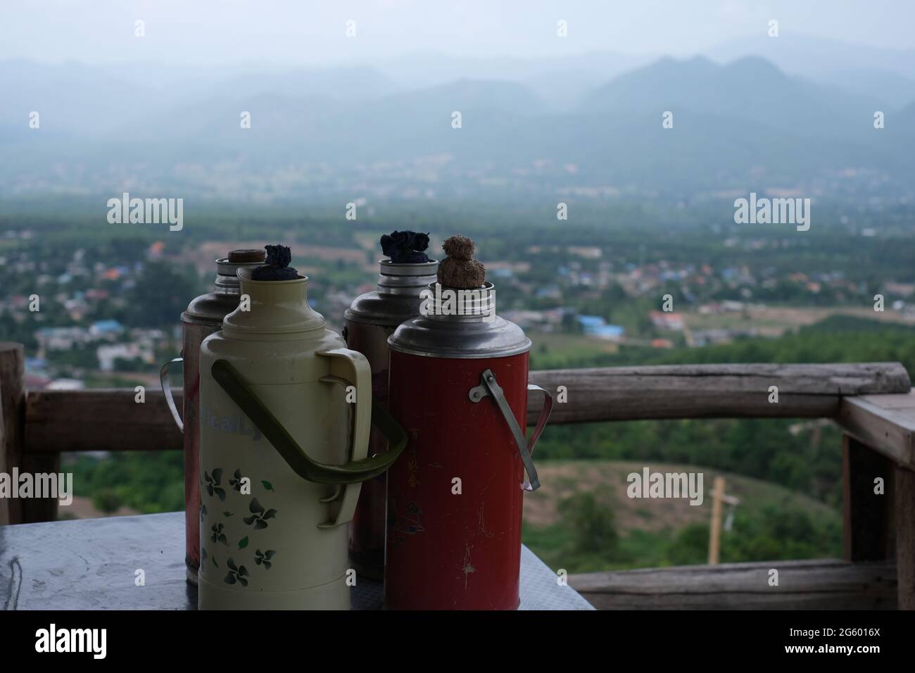 Thermoskannen in einer Tee-Cafeteria auf einem Hügel, verloren im nördlichen thailändischen Hochland... Stockfoto