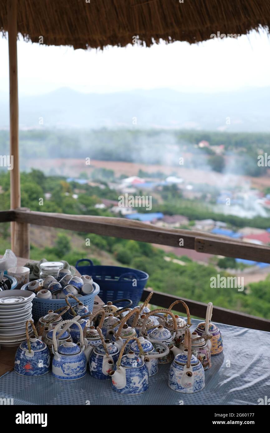 Tee-Cafeteria auf einem Hügel, verloren im nördlichen thailändischen Hochland... Stockfoto