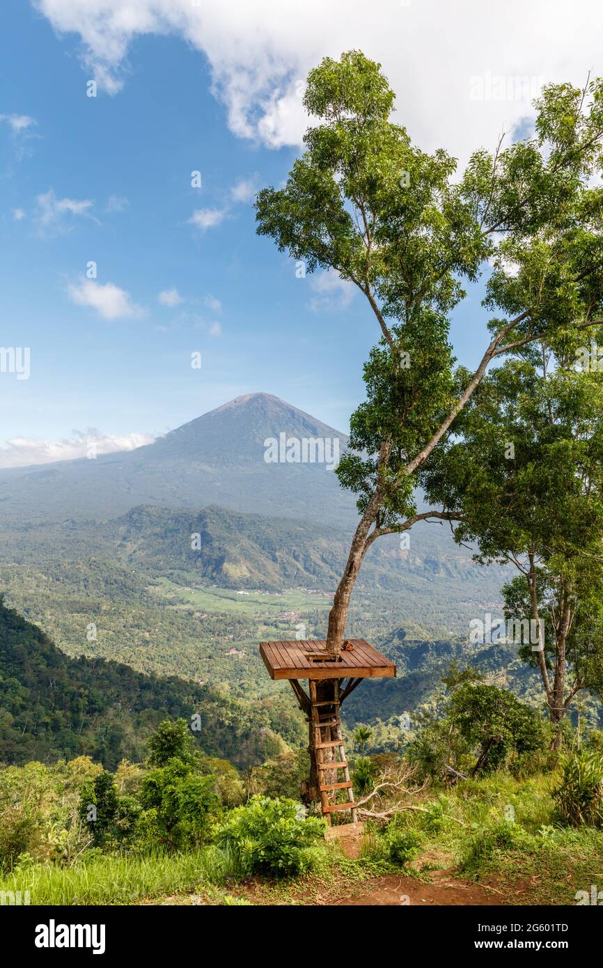 Aussichtspunkt mit Blick auf den Mount Agung (Gunung Agung), Vulkan im Karangasem Regency, Bali, Indonesien Stockfoto
