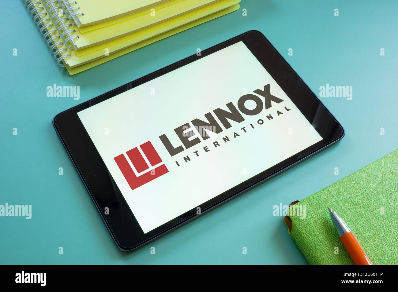 KIEW, UKRAINE - 30. Juni 2021. Das Logo von Lennox International wird auf dem Tablet angezeigt. Redaktionell. Stockfoto