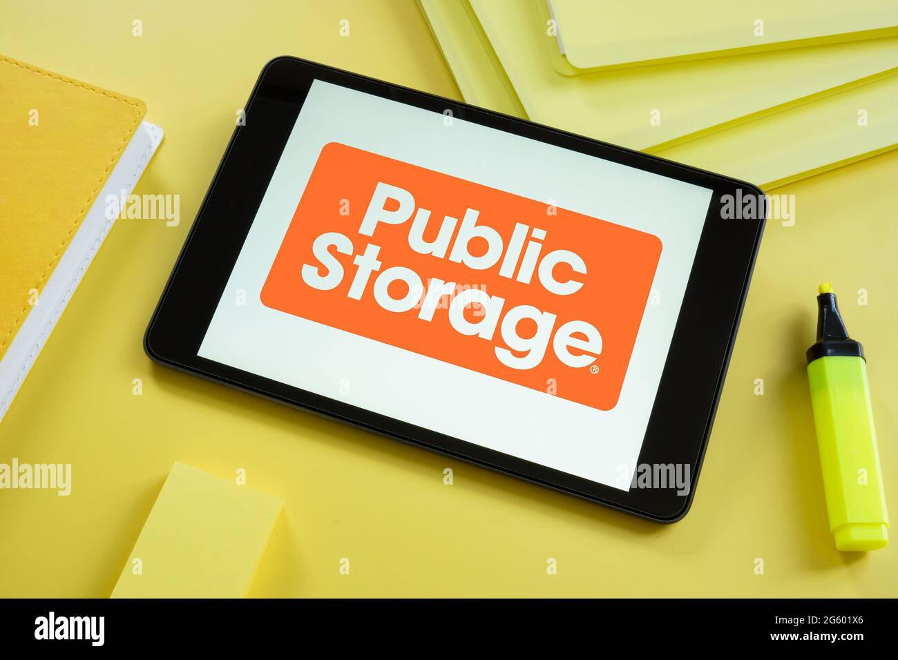 KIEW, UKRAINE - 30. Juni 2021. Public Storage-Logo auf dem Bildschirm des Tablets. Redaktionell. Stockfoto