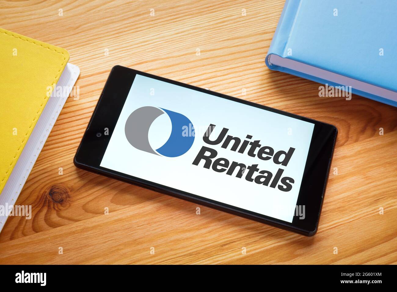 KIEW, UKRAINE - 30. Juni 2021. Logo von United Rentals auf dem Tablet. Redaktionell. Stockfoto