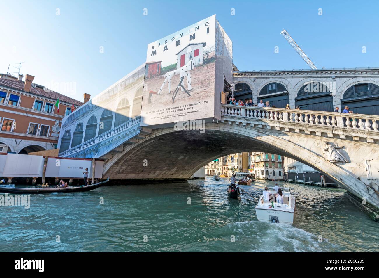 Die jahrhundertealte Ponte Di Rialto (Rialtobrücke), die während der Restaurierungsarbeiten mit großen Plastikplanen und bemalten Bögen bedeckt war Stockfoto