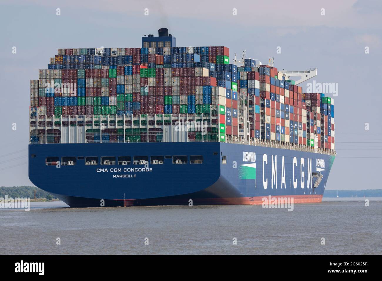 Stade, Deutschland - 25. Juni 2021: Heckansicht des Containerschiffes CMA CGM CONCORDE, eines von neun Schwesterschiffen und größten LNG-betriebenen Schiffen der Welt, Stockfoto