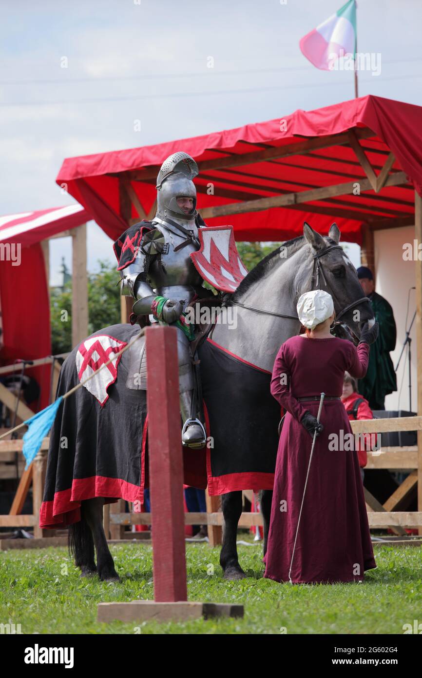 St. Petersburg, Russland - 9. Juli 2017: Gepanzerter Ritter auf Pferd, der während des militärischen Geschichtsprojekts Battle on Neva am Turnier teilnimmt Stockfoto