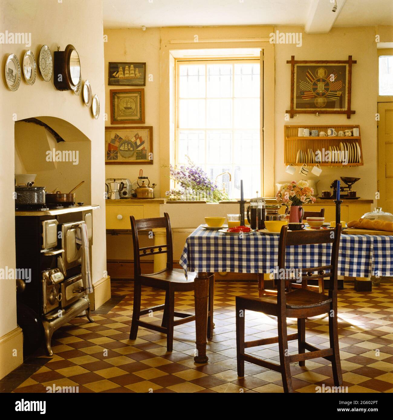 Wohn- und Küchenbereich im Landhausstil Stockfoto