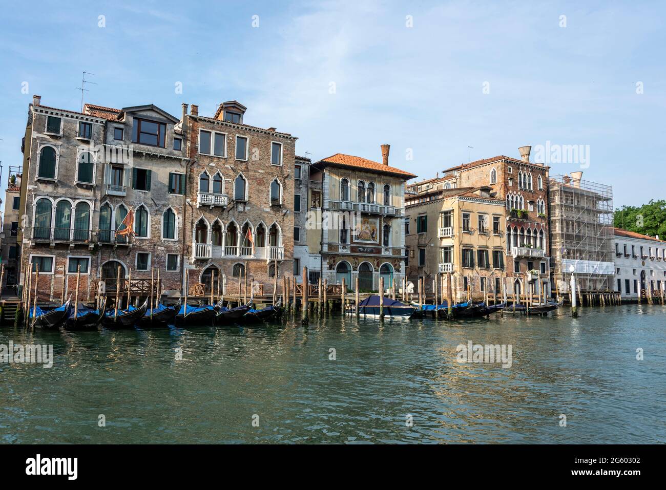 Eine Reihe von jahrhundertealten venezianischen Gebäuden am Ufer des Canale Grande (Canale Grande) in Venedig, Italien. Viele der Gebäude sind aus Holz gebaut Stockfoto