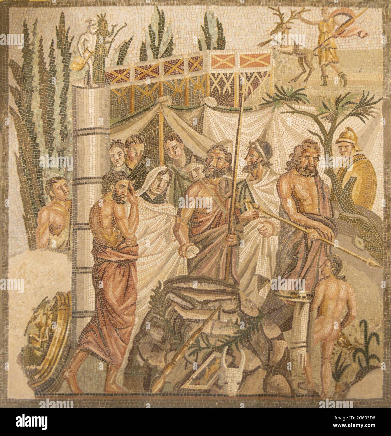 EMPURIES, SPANIEN-8. MAI 2021: Echtes römisches Mosaik, das das Opfer von Iphigenia auf archäologischen Überresten der antiken Stadt Empuries darstellt. Archäologie Mu Stockfoto