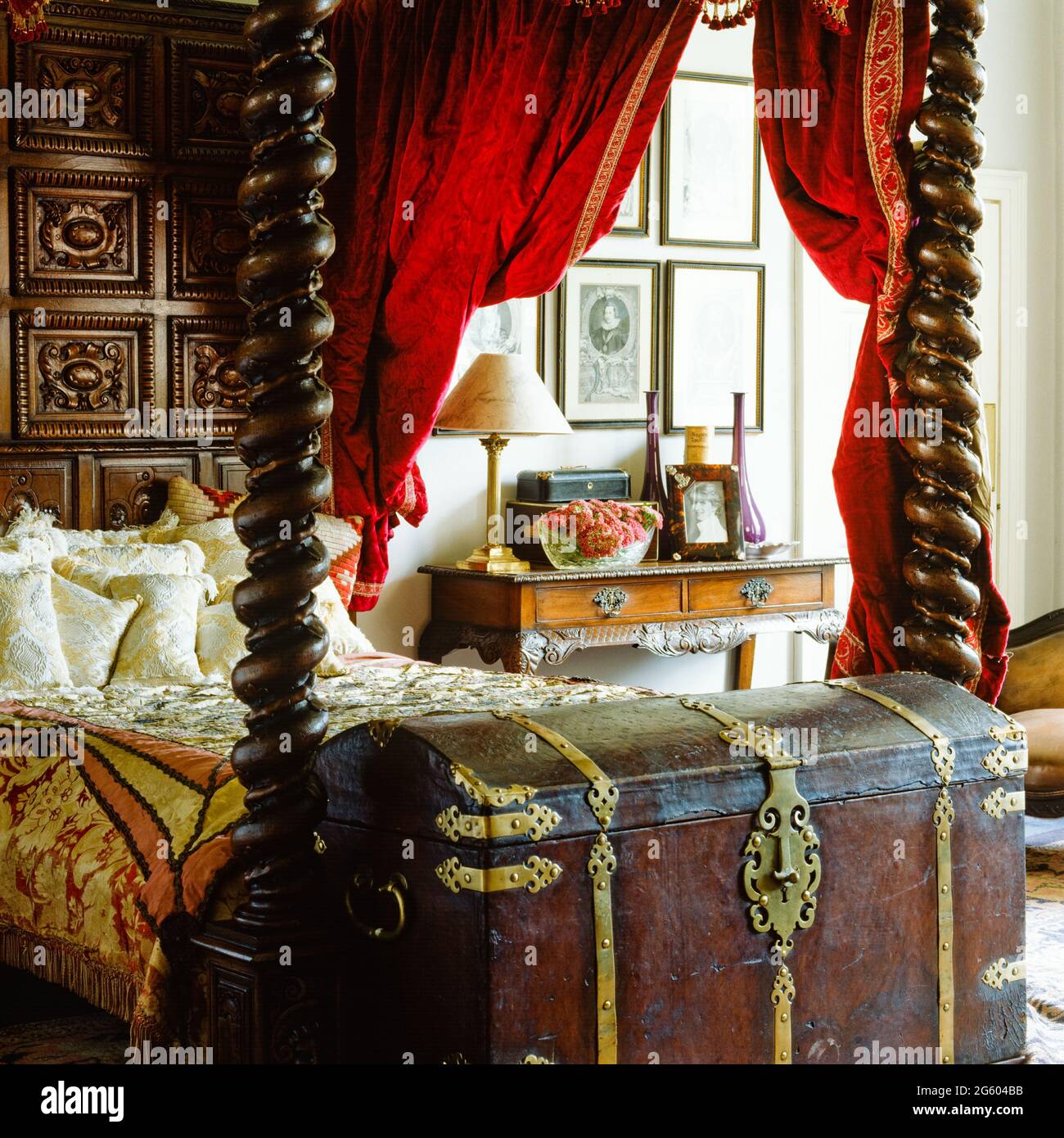 Kofferraum mit Himmelbett im Schlafzimmer im viktorianischen Stil Stockfoto