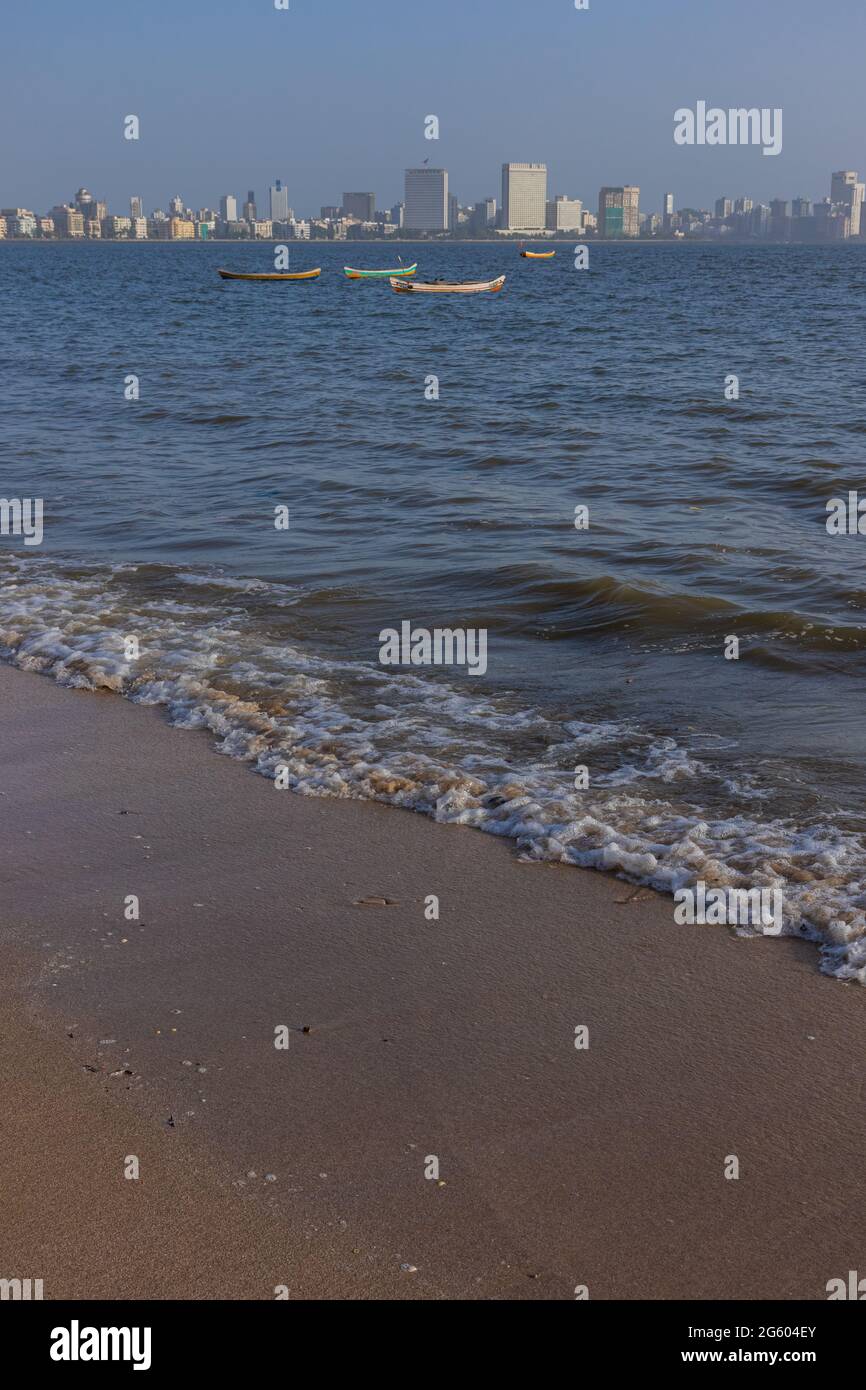 Wellen und Strand und die Skyline von Nariman Point in Mumbai vom Marine Drive Beach in Mumbai Indien am 2. April 2021 aus gesehen Stockfoto