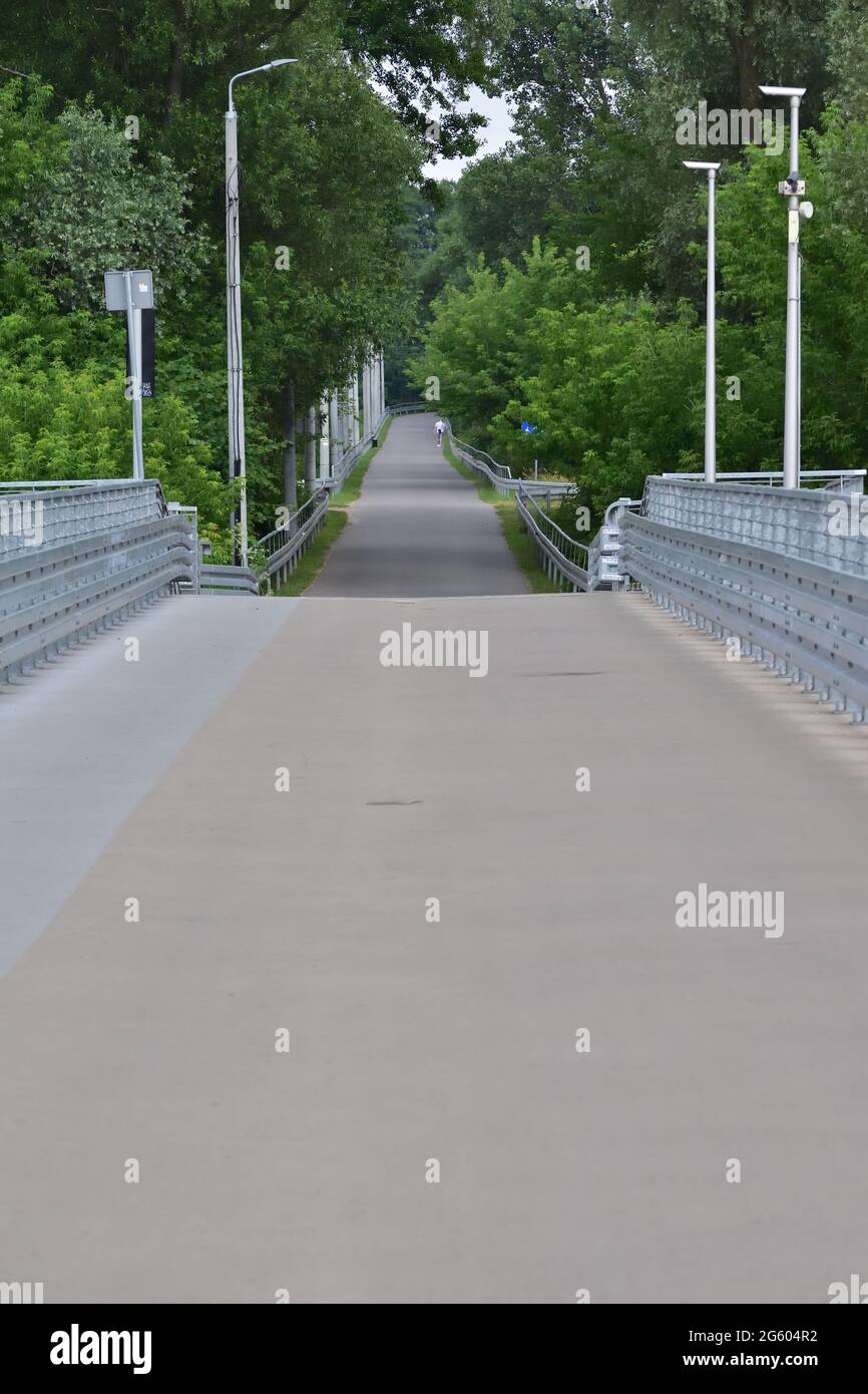 Brücke mit Geländern und Weg für Fußgänger und Fahrräder. Sommer. Stockfoto