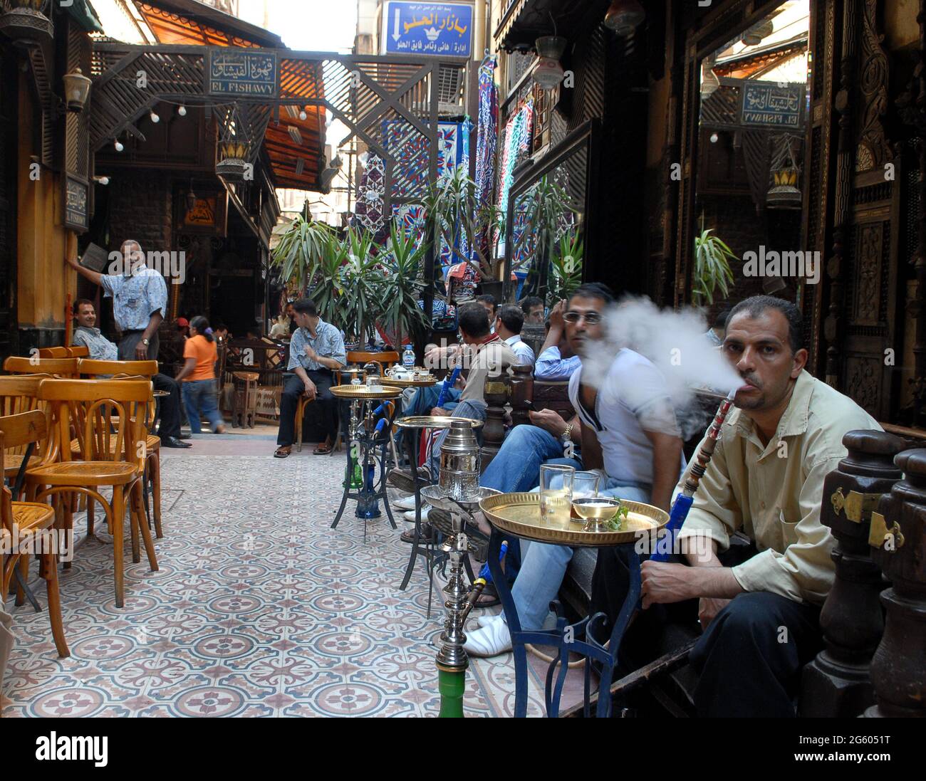 Shisha Pfeife rauchen El Fishawy Café im alten Khan el Khalili Basar in Kairo, Ägypten. Rauchen Shisha Pfeife Stockfoto