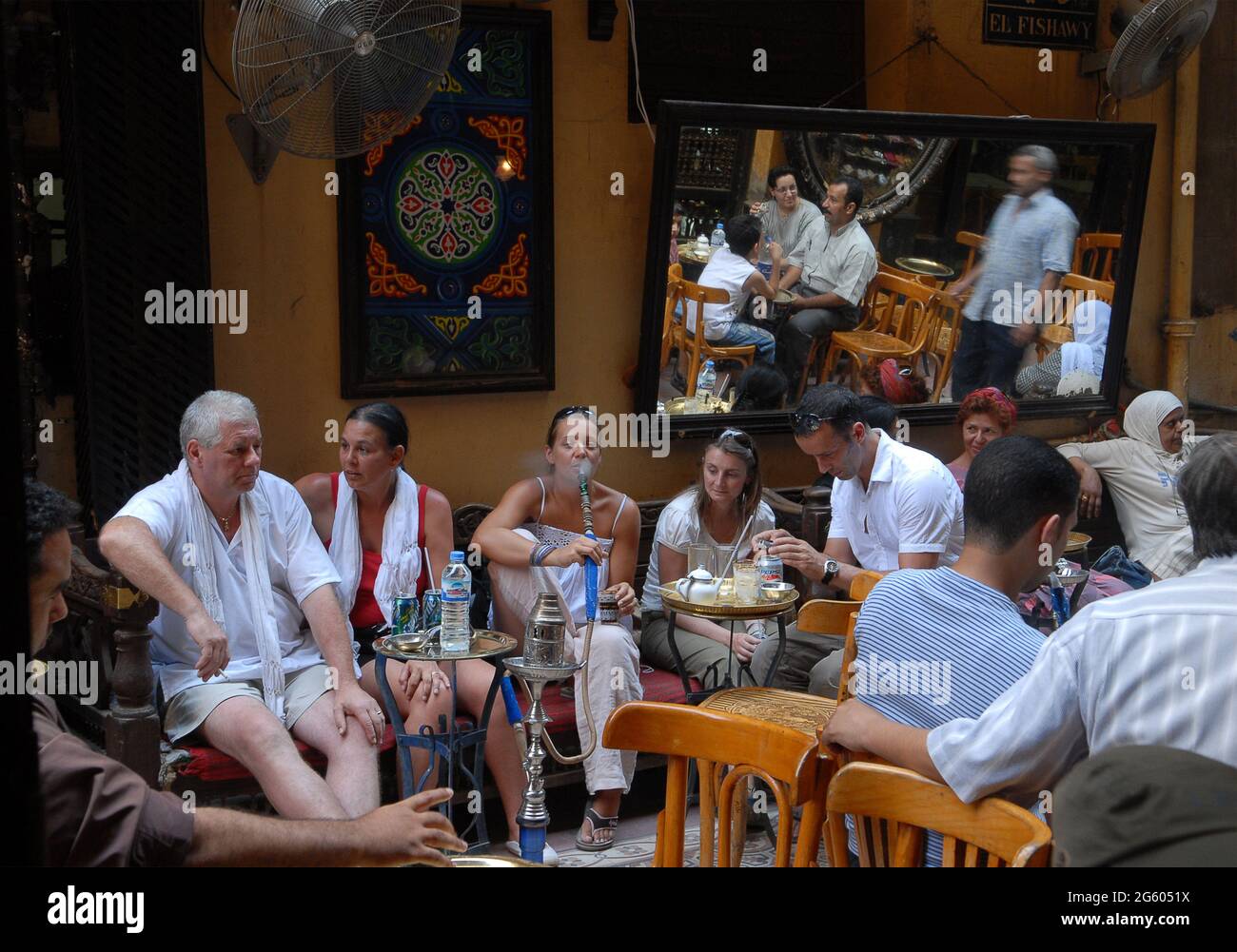 Shisha Pfeife rauchen El Fishawy Café im alten Khan el Khalili Basar in Kairo, Ägypten. Rauchen Shisha Pfeife Stockfoto