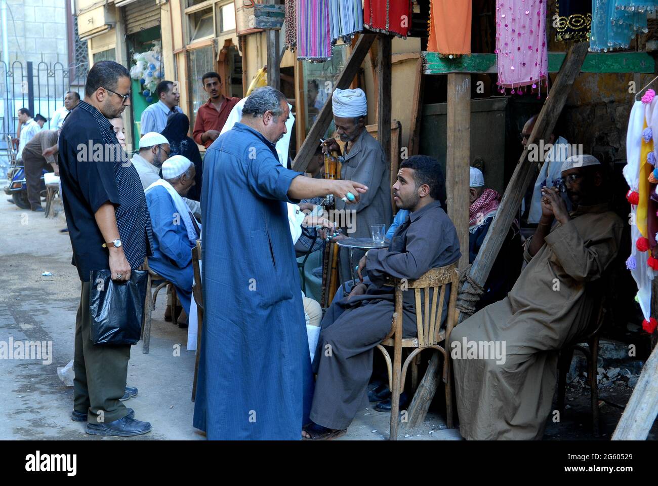Männer sammeln Café-Basar in Kairo, Ägypten. Nahost männliche Gesellschaft Geselligkeit Treffen Gespräch Gespräch Kommunikation Stockfoto