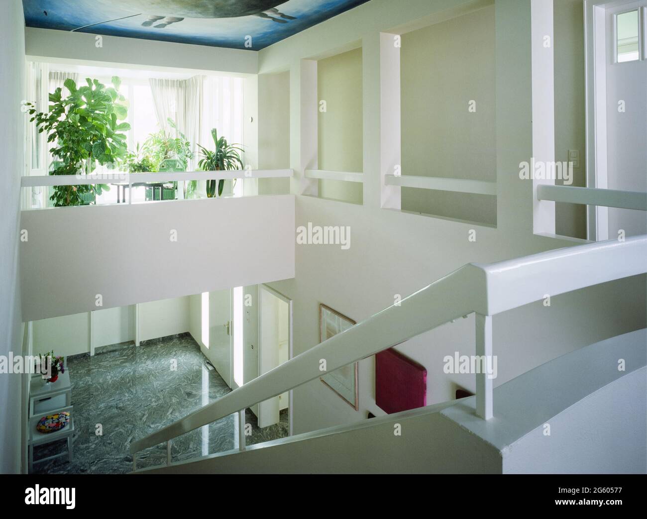 Weiße Treppe im Haus Stockfoto