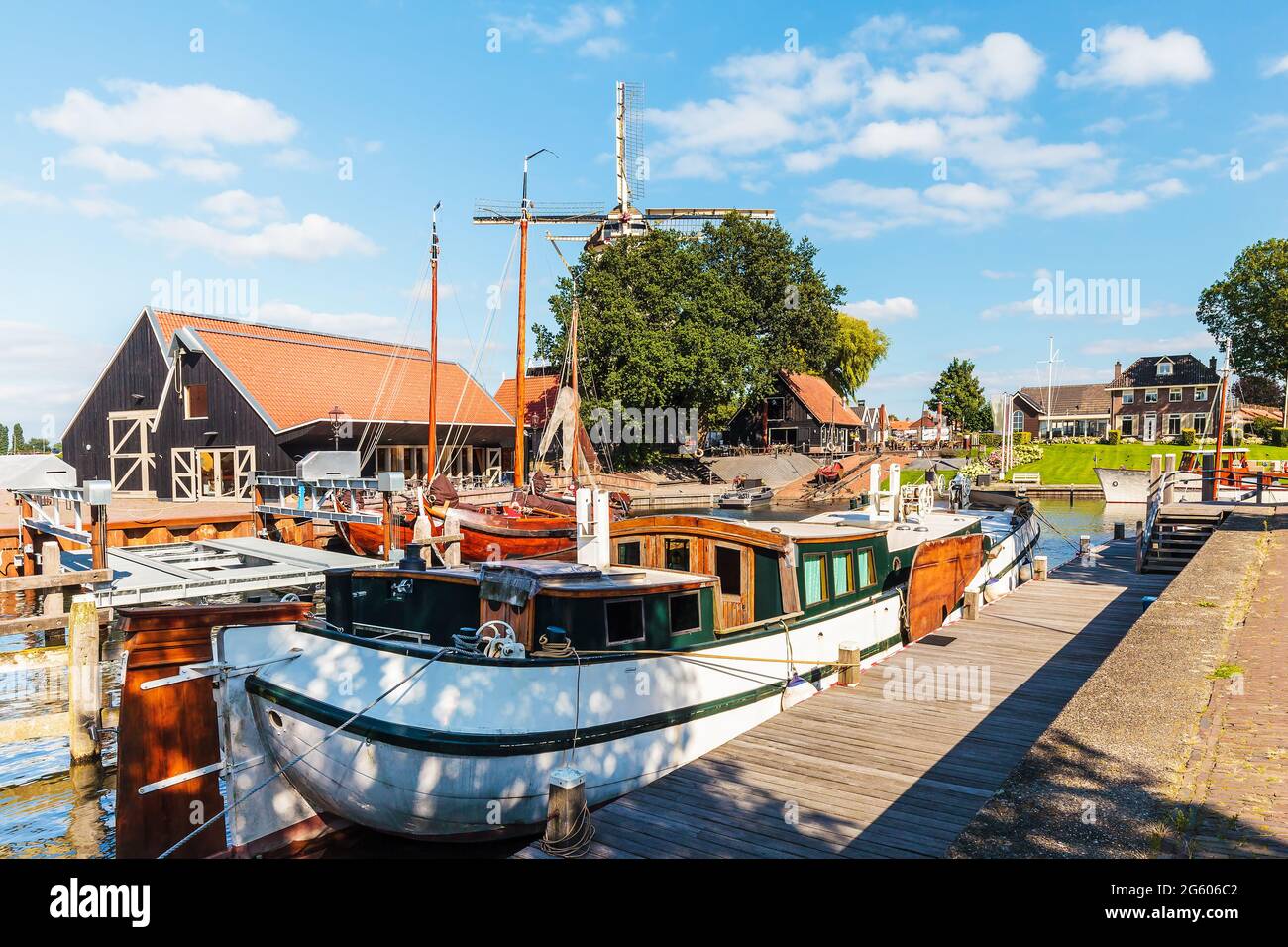 Blick auf den historischen Hafen der niederländischen Stadt Harderwijk Stockfoto