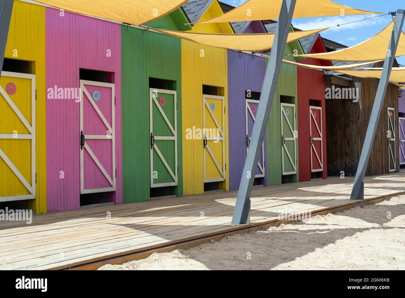 Farbenfrohe Duschräume am Strand Stockfoto