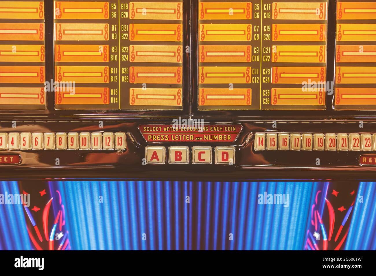 Retro-styltes Bild einer alten Jukebox mit leeren Musiklabels Stockfoto