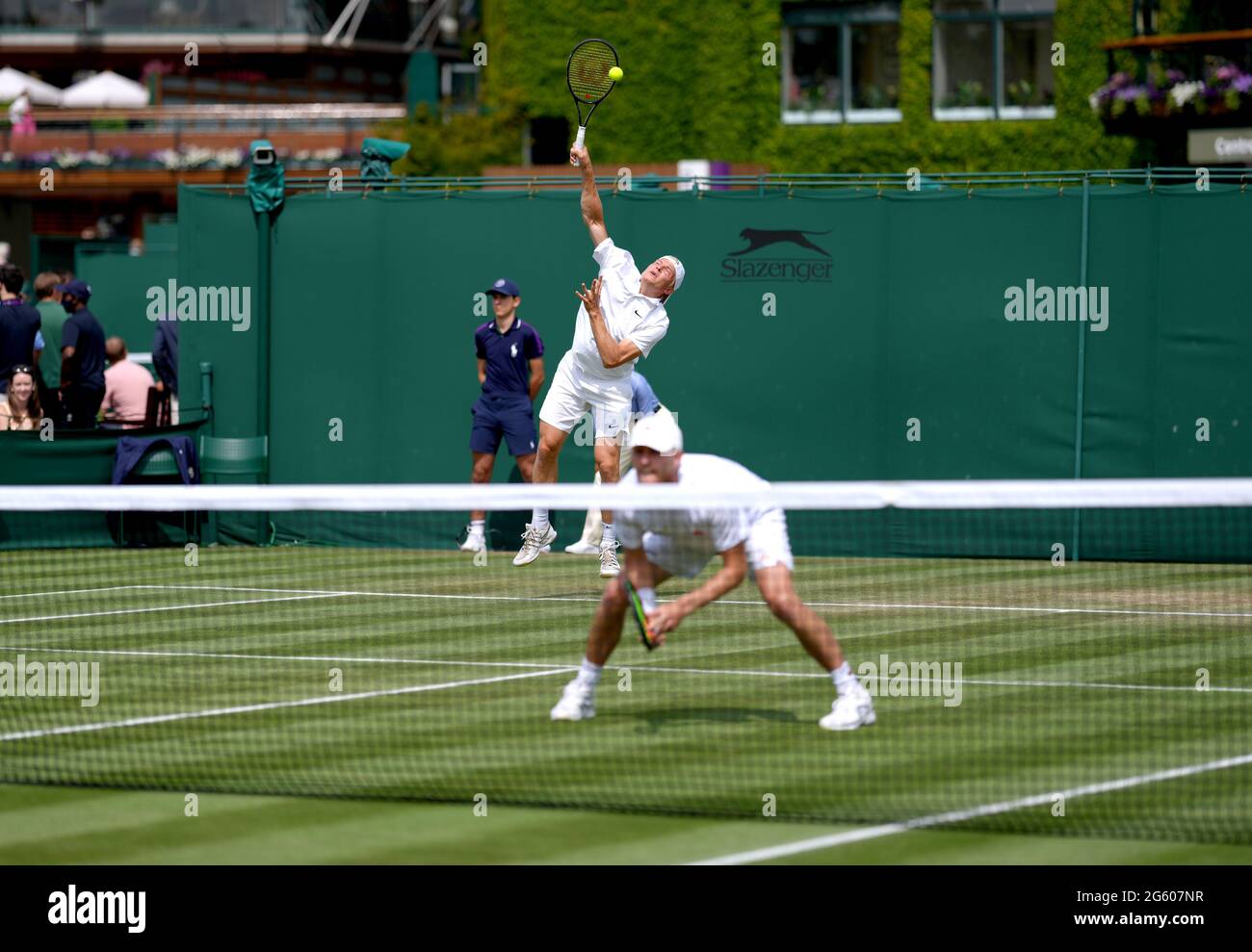 Anton Matusewitsch dient während seiner ersten Runde im Herren-Doppelspiel mit Luke Johnson gegen Alex de Minaur und Matt Reid auf dem Platz 10 am vierten Tag von Wimbledon beim All England Lawn Tennis and Croquet Club in Wimbledon. Bilddatum: Donnerstag, 1. Juli 2021. Stockfoto