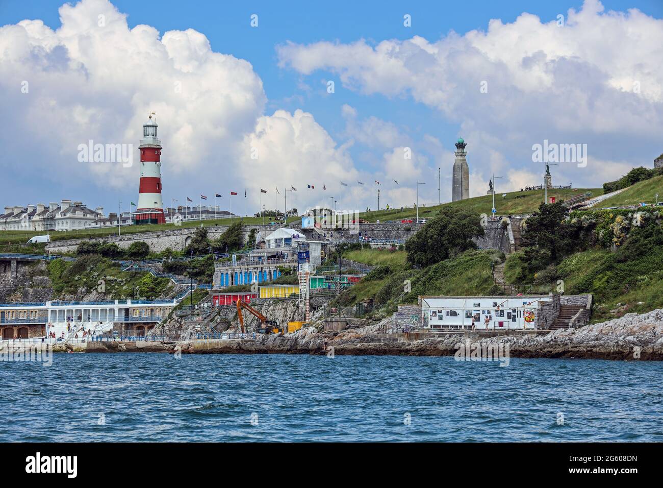 Smeatons Tower auf Plymouth Hoe. Die Flaggen sind auf den Pfosten gehisst, um Besucher nach der Sperre willkommen zu heißen. Im wird eine provisorische Open-Air-Galerie angezeigt Stockfoto