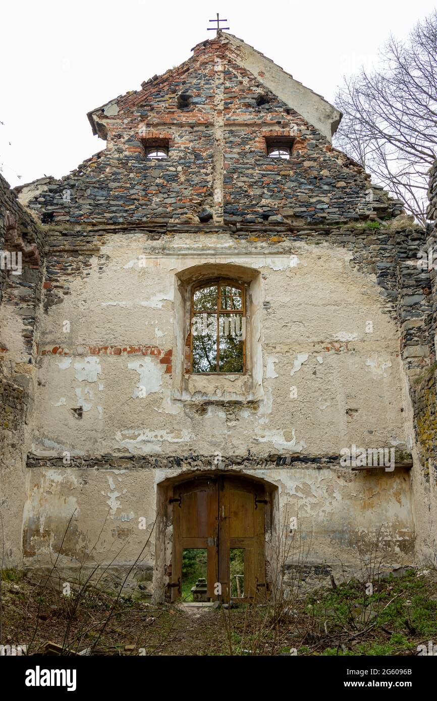 Eine Schildmauer einer Ruine der Kirche Stockfoto