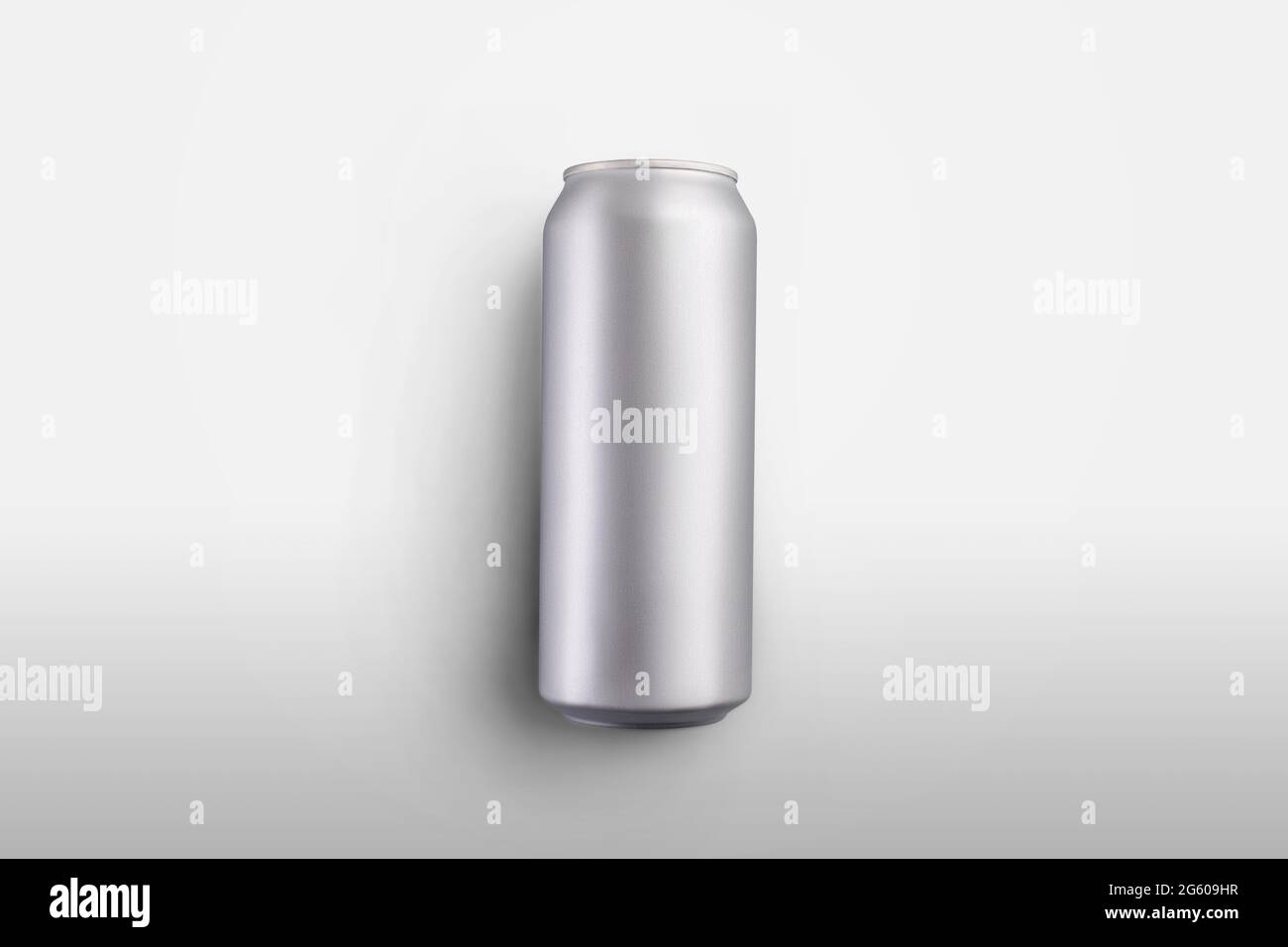Mockup blank Karbonatdose mit einem erfrischenden Getränk auf weißem Hintergrund, Aluminiumflasche mit Bier oder Saft, zur Präsentation des Designs, Patter Stockfoto