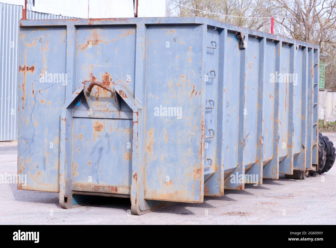 Vollständige Bauabfälle Schutt ein Gebäude Container Stockfoto