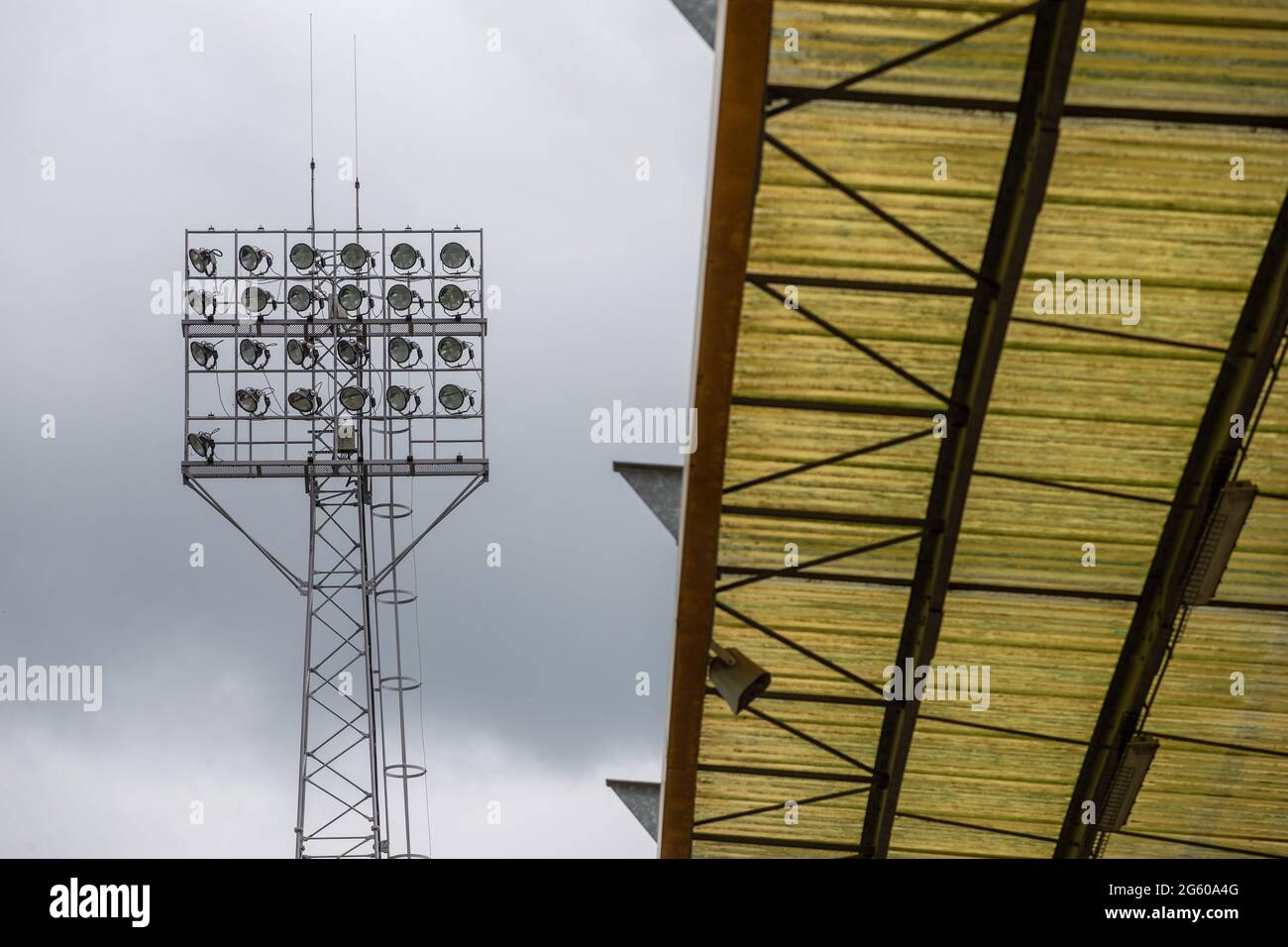 Traditionelles Flutlicht im Fußballstadion in England, Großbritannien Stockfoto