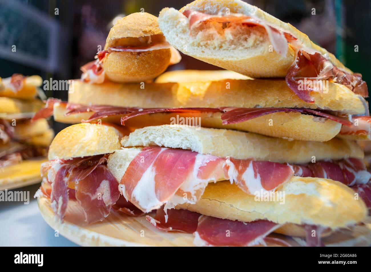 Es gab viele leckere Sandwiches mit spanischem Schinken namens Jamon Stockfoto