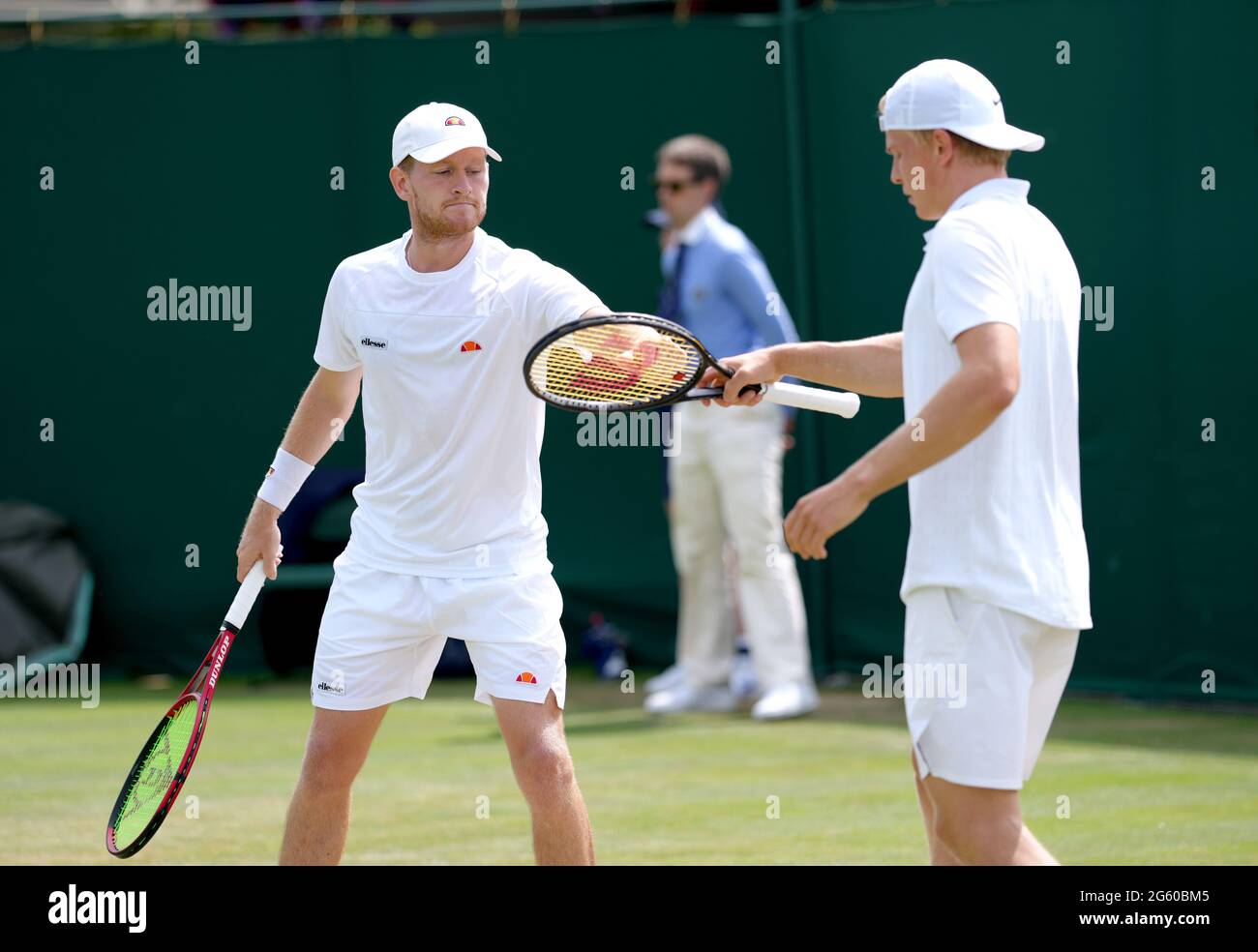 Luke Johnson und Anton Matusewitsch bei ihrem ersten Lauf gegen Alex de Minaur und Matt Reid auf dem Platz 10 am vierten Tag von Wimbledon im All England Lawn Tennis and Croquet Club, Wimbledon. Bilddatum: Donnerstag, 1. Juli 2021. Stockfoto