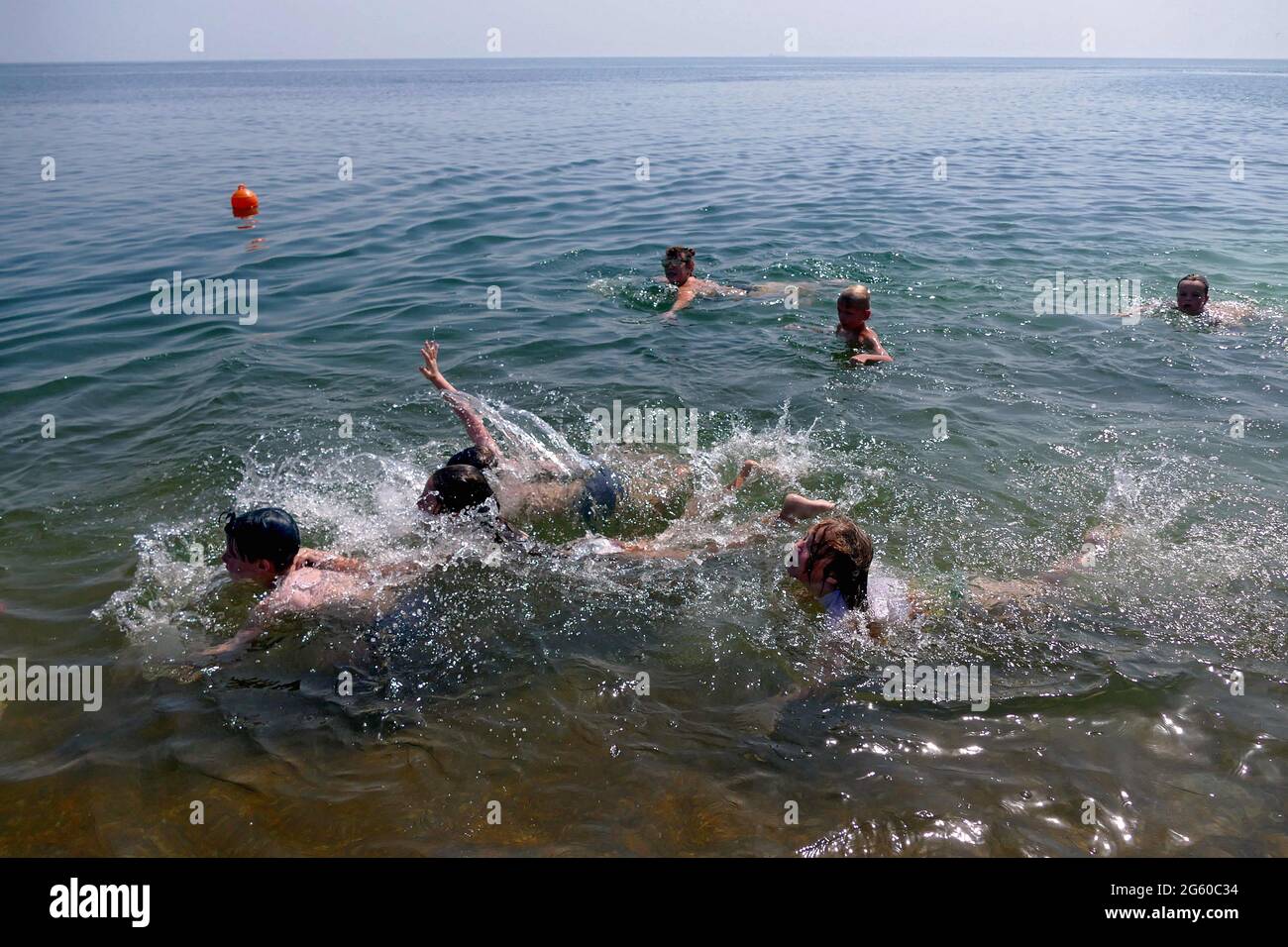 ODESA, UKRAINE - 25. JUNI 2021 - am ersten zugänglichen Strand der Ukraine, Odesa, im Süden der Ukraine, baden die Menschen im Schwarzen Meer. Stockfoto