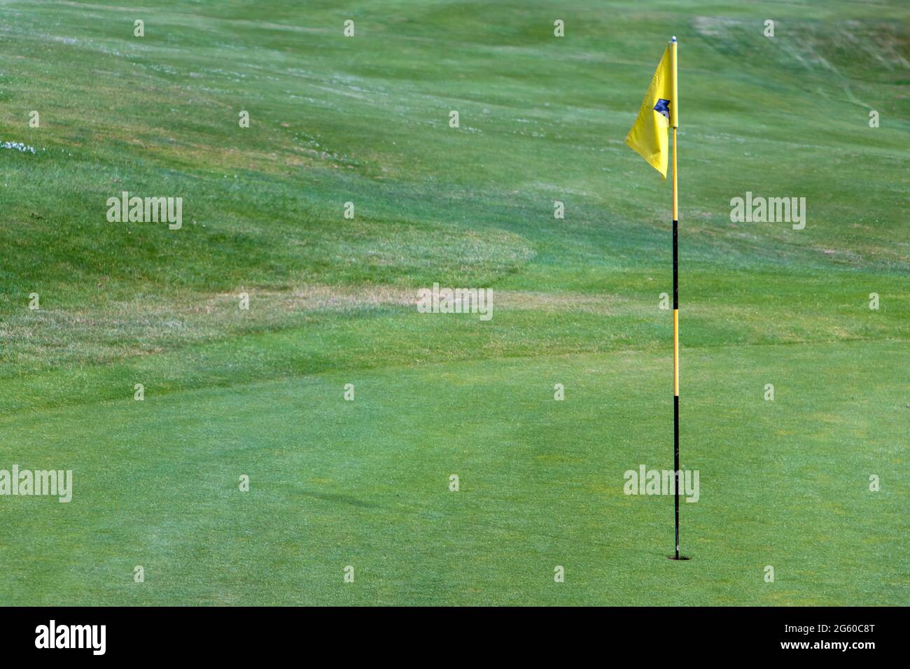 Yellow Golf Flag On Green Stockfotos und -bilder Kaufen - Alamy